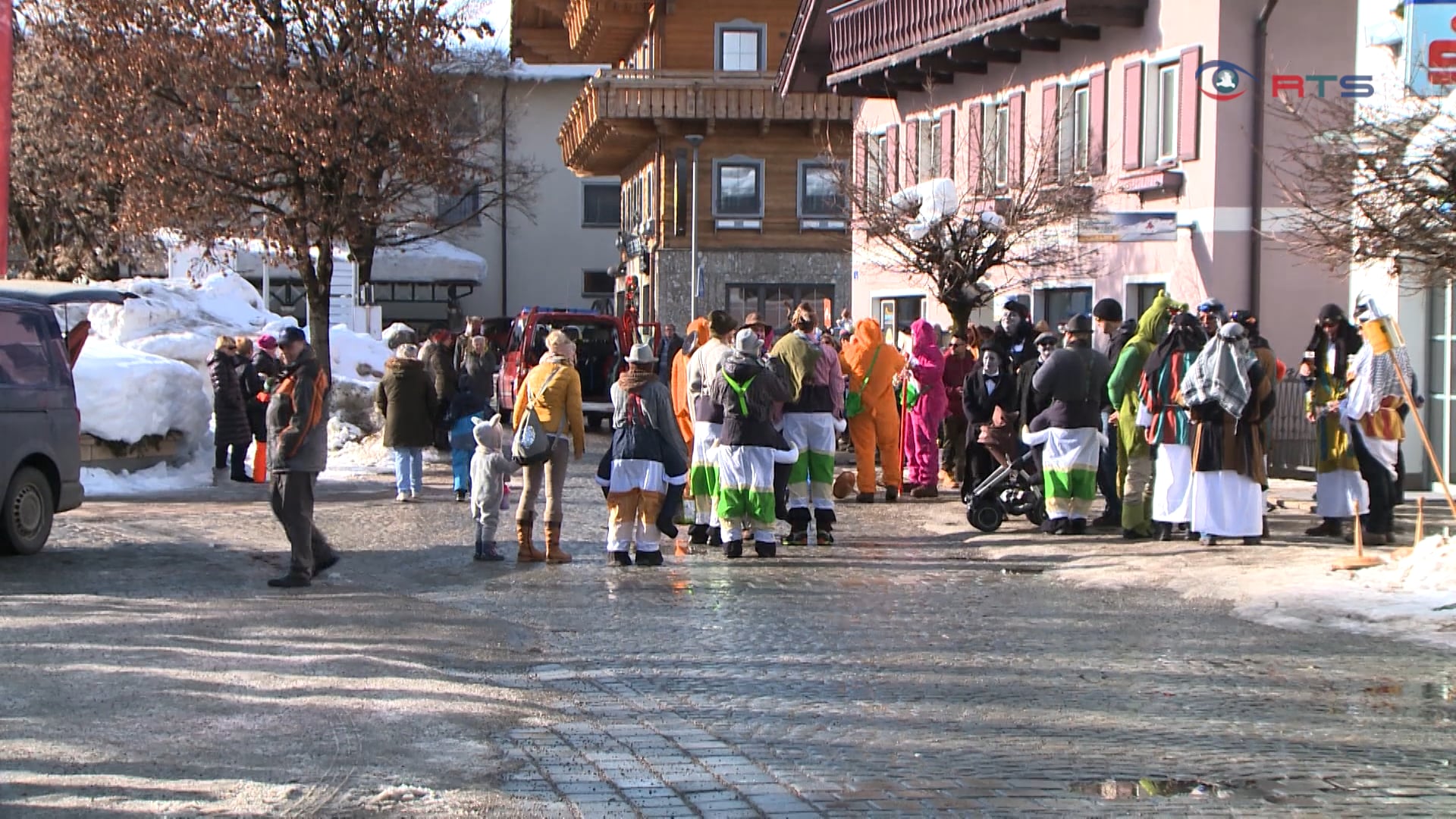 das-altenmarkter-masken-eisschiessen