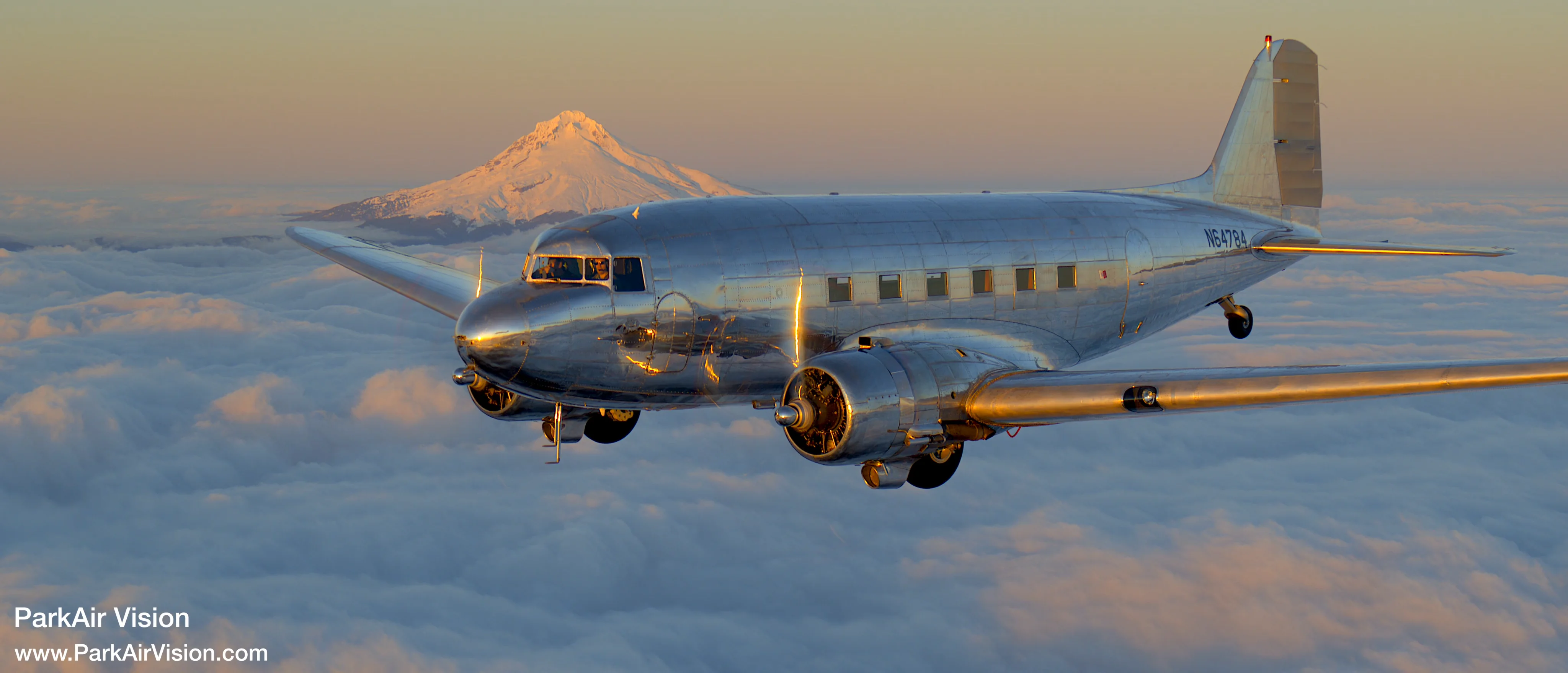 ビデオ - 85 年の時を経て、飛行中の美しい銀色の DC-3 - Aeroflap