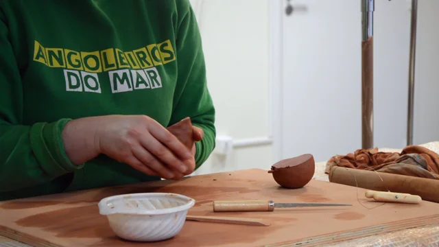 Comment réaliser la technique du bol pincé avec de l'argile