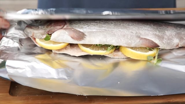 Grillet ørred | grillet fisk med krydderurter og citron - FoodTV
