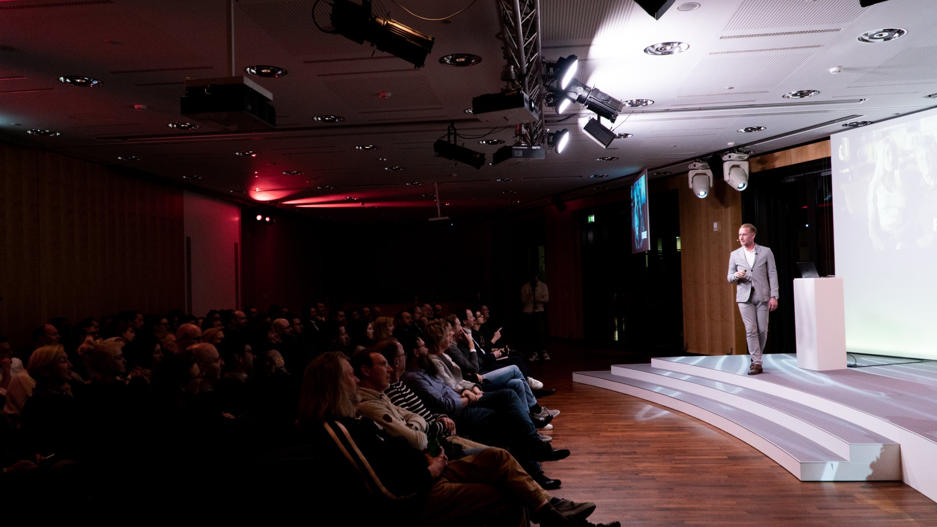 DIE 4 WELLEN DER KÜNSTLICHEN INTELLIGENZ: China vs. Silicon Valley & was wir besser machen können