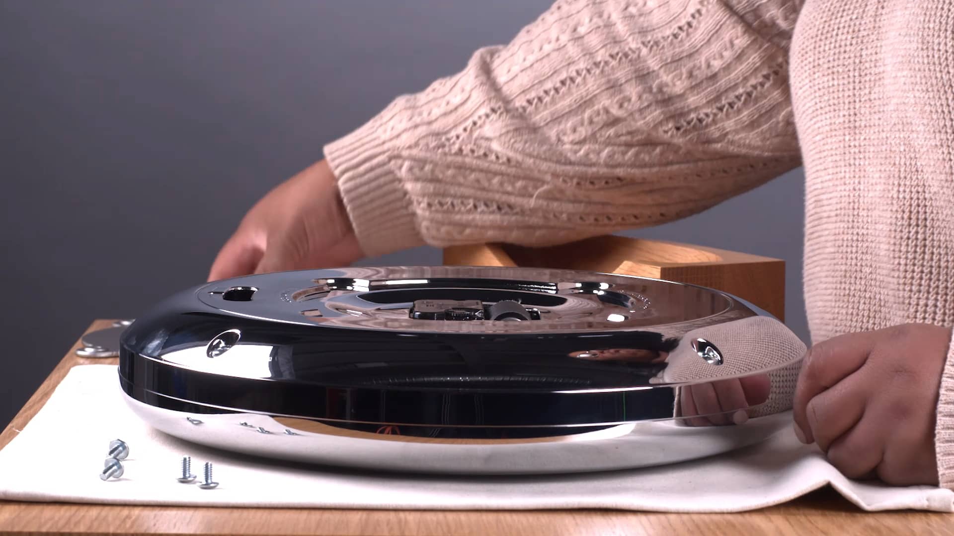 How To Change The Time On A Shinola Clock on Vimeo
