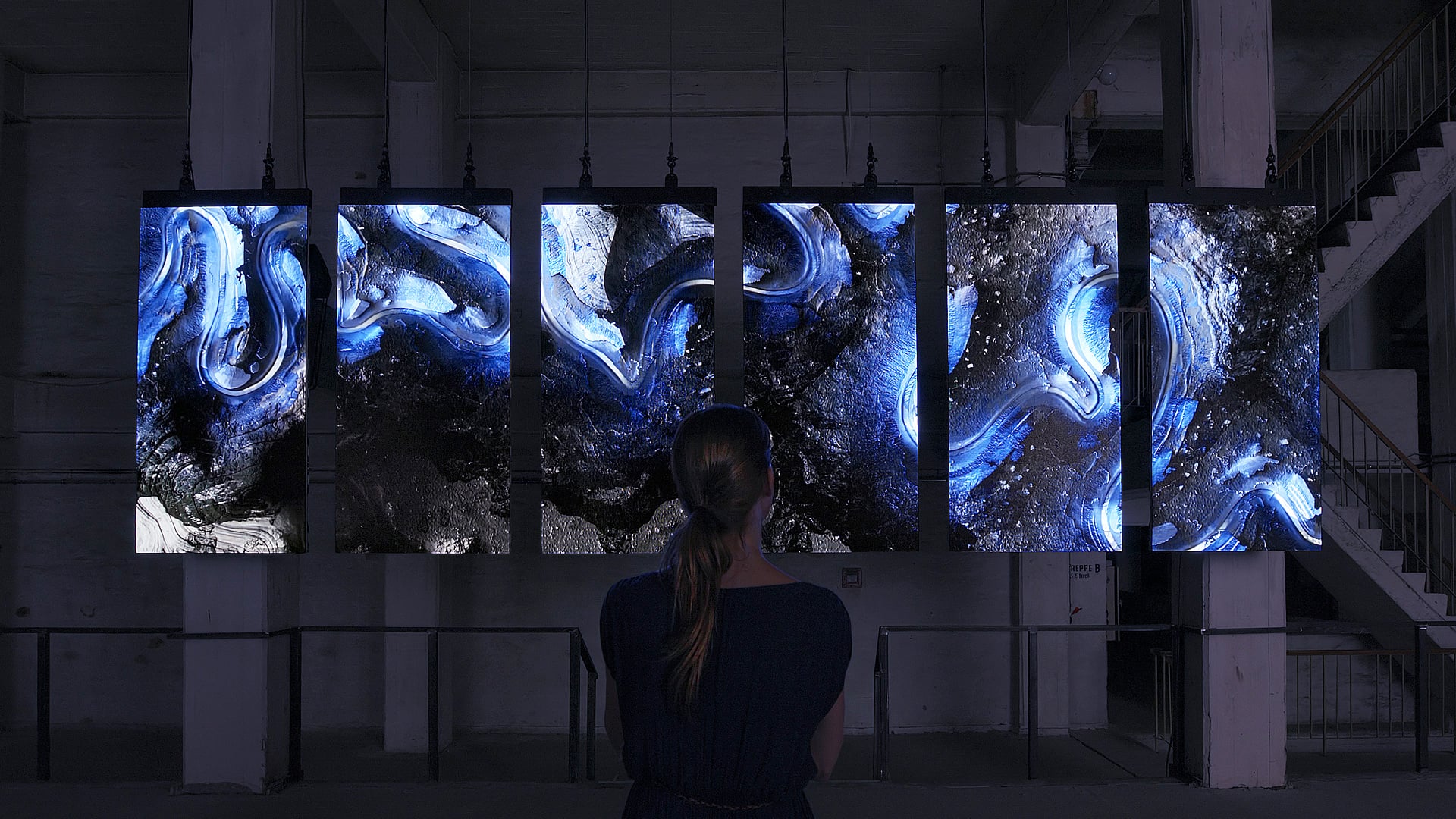 много телевизоров. Nvidia bfgd. дисплей дизайн. комната с экранами арт. дизайн световой инсталляции на стене.