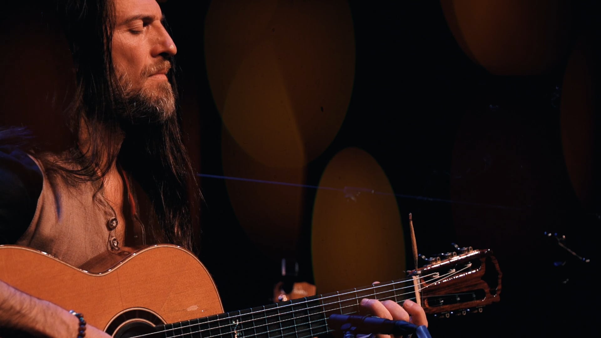 Listening to Estas Tonne