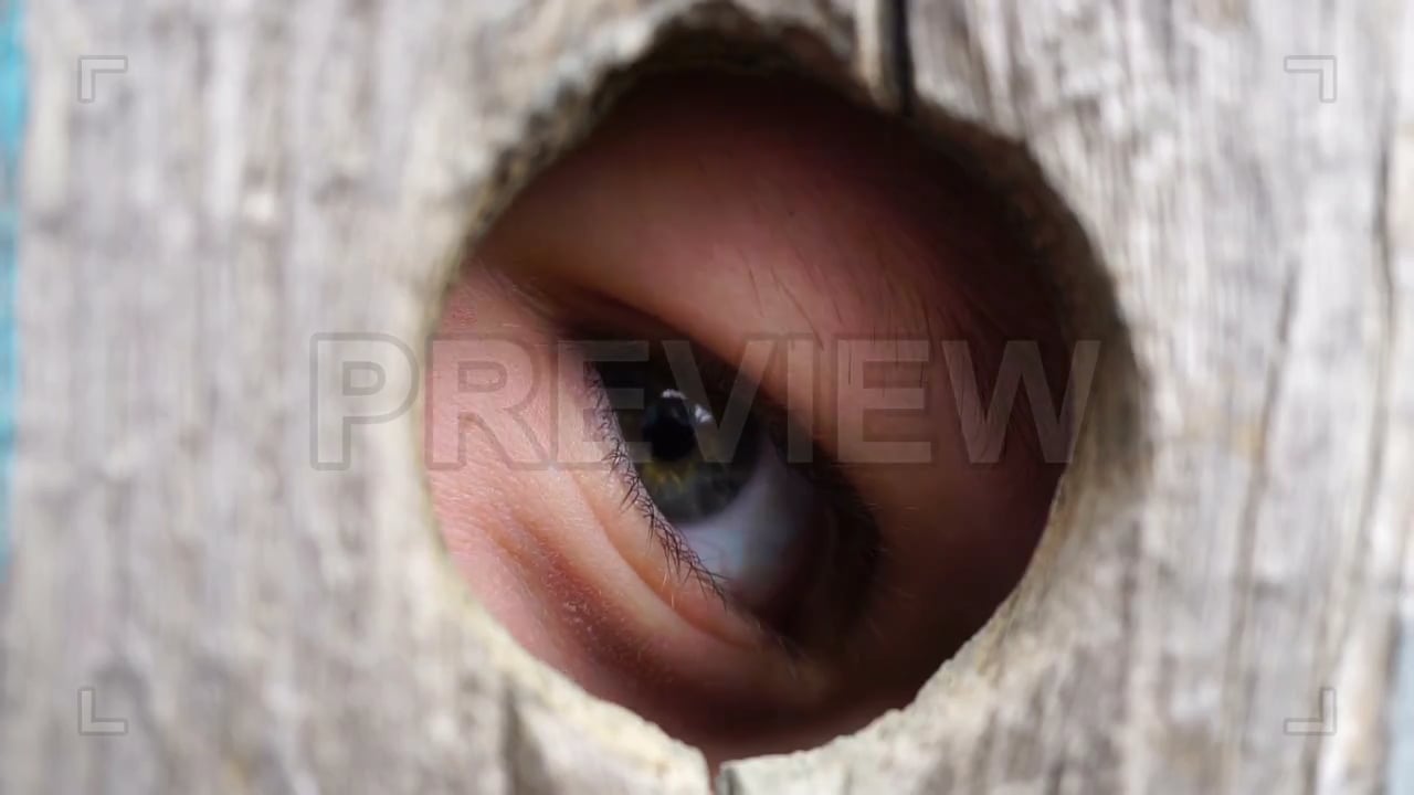 Always look through the peephole. Дверной глазок футаж. Кадр через дверной глазок.