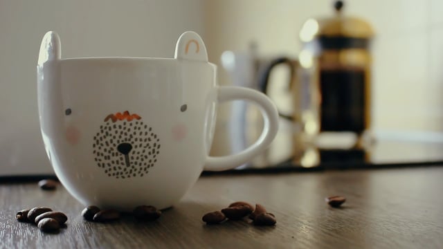 Sirviendo café en una taza desde una cafetera con granos de café Stock  Photo