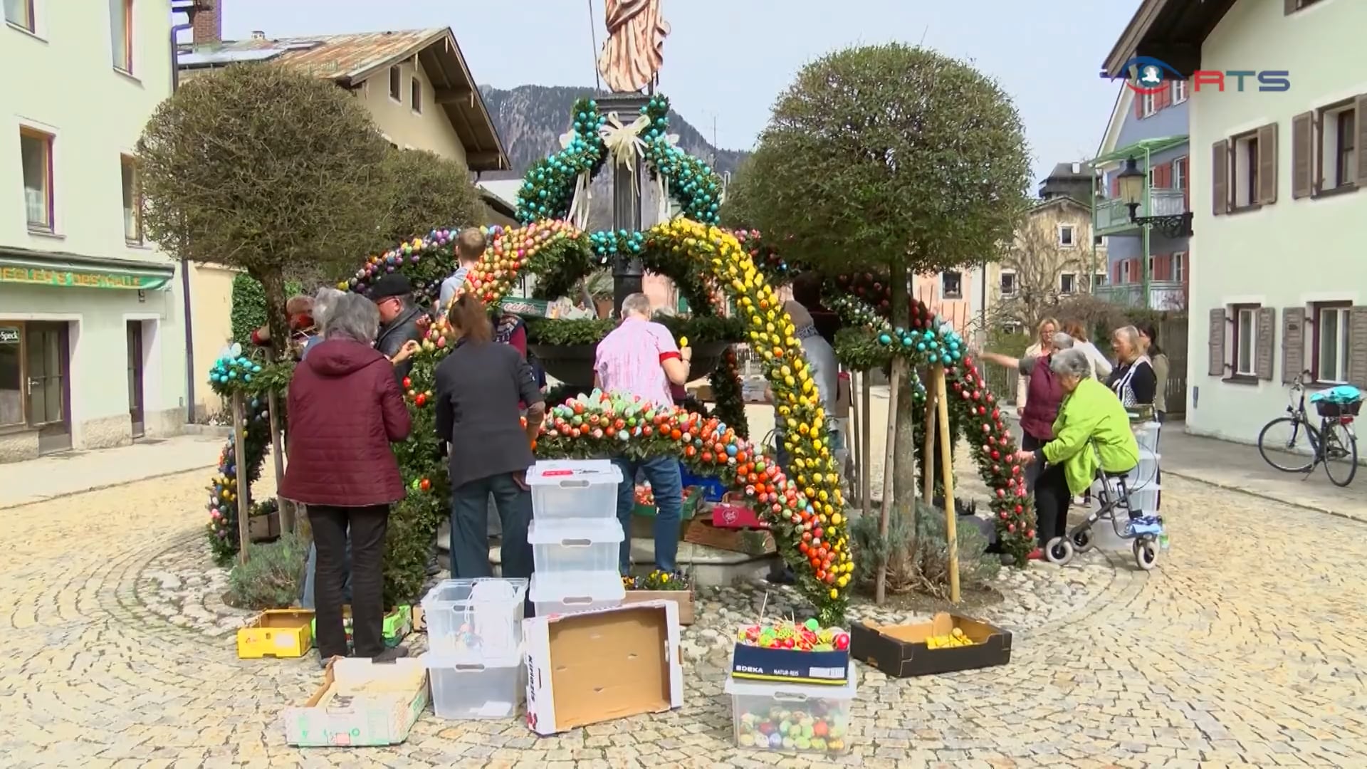 ein-osterschmuck-der-besonderen-art-der-florianibrunnen-in-bad-reichenhall