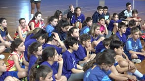 El jugador Nil Angelats visita el Campus de bàsquet de Setmana Santa
