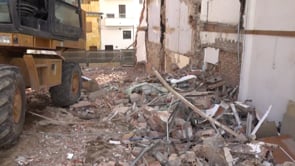 Enderroquen un dels edificis adjacents a l'església