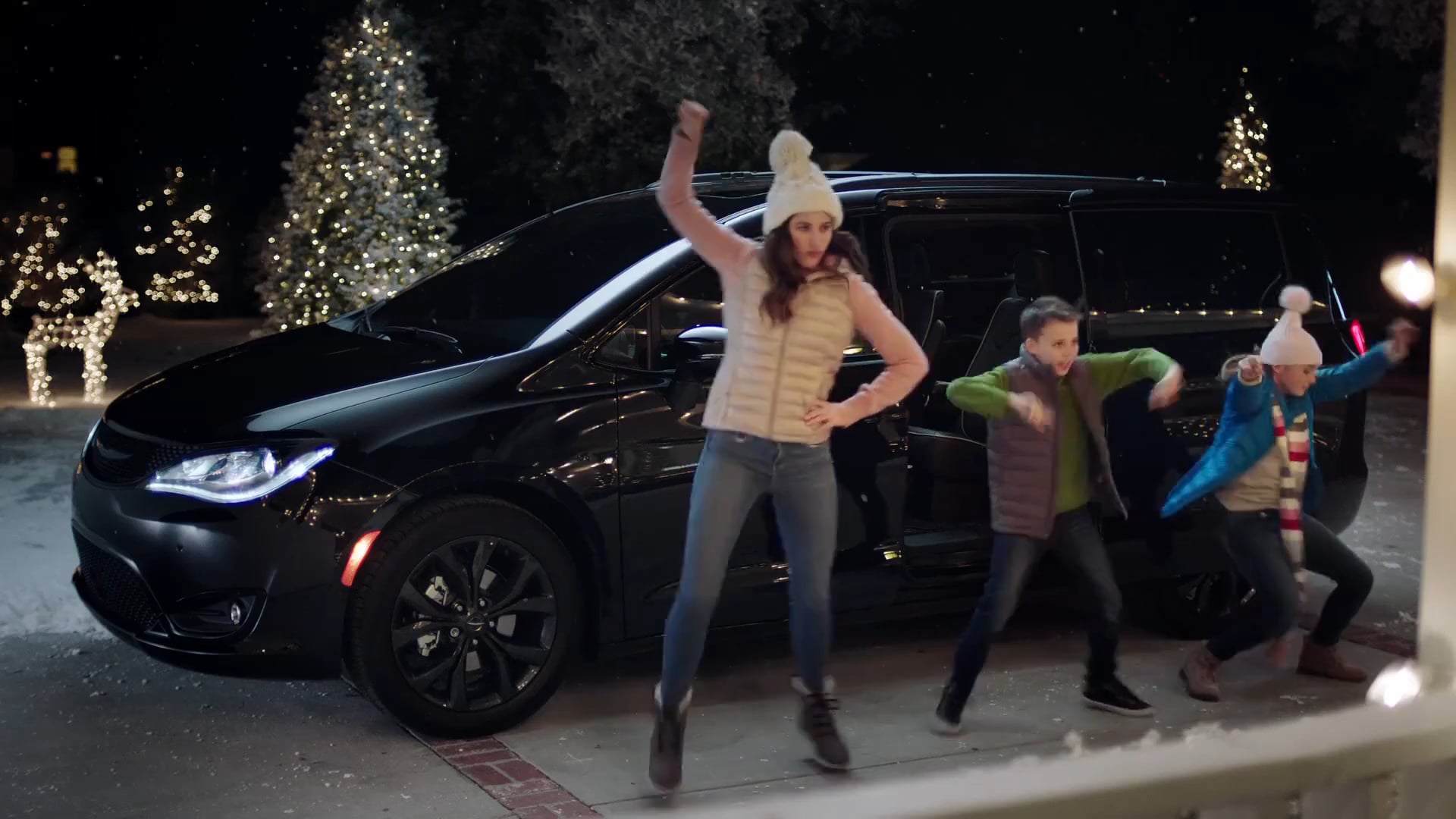 Caroling with Kathryn Hahn Chrysler Pacifica S
