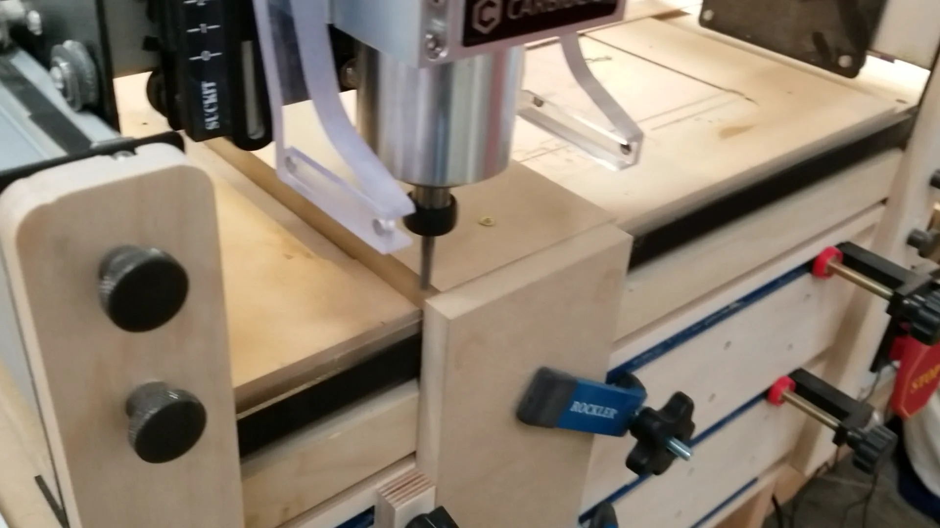 Clamping workpieces vertically for perfect finger joinery
