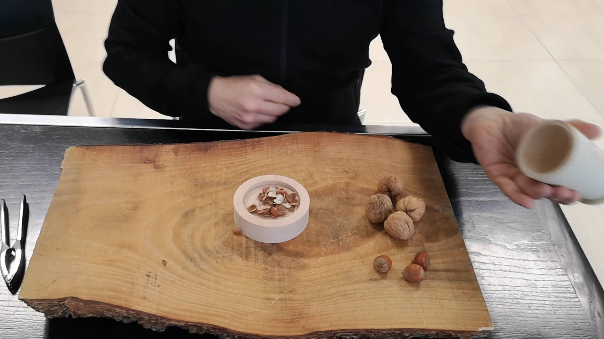 Jingle nuts nut cracker / casse noix on Vimeo