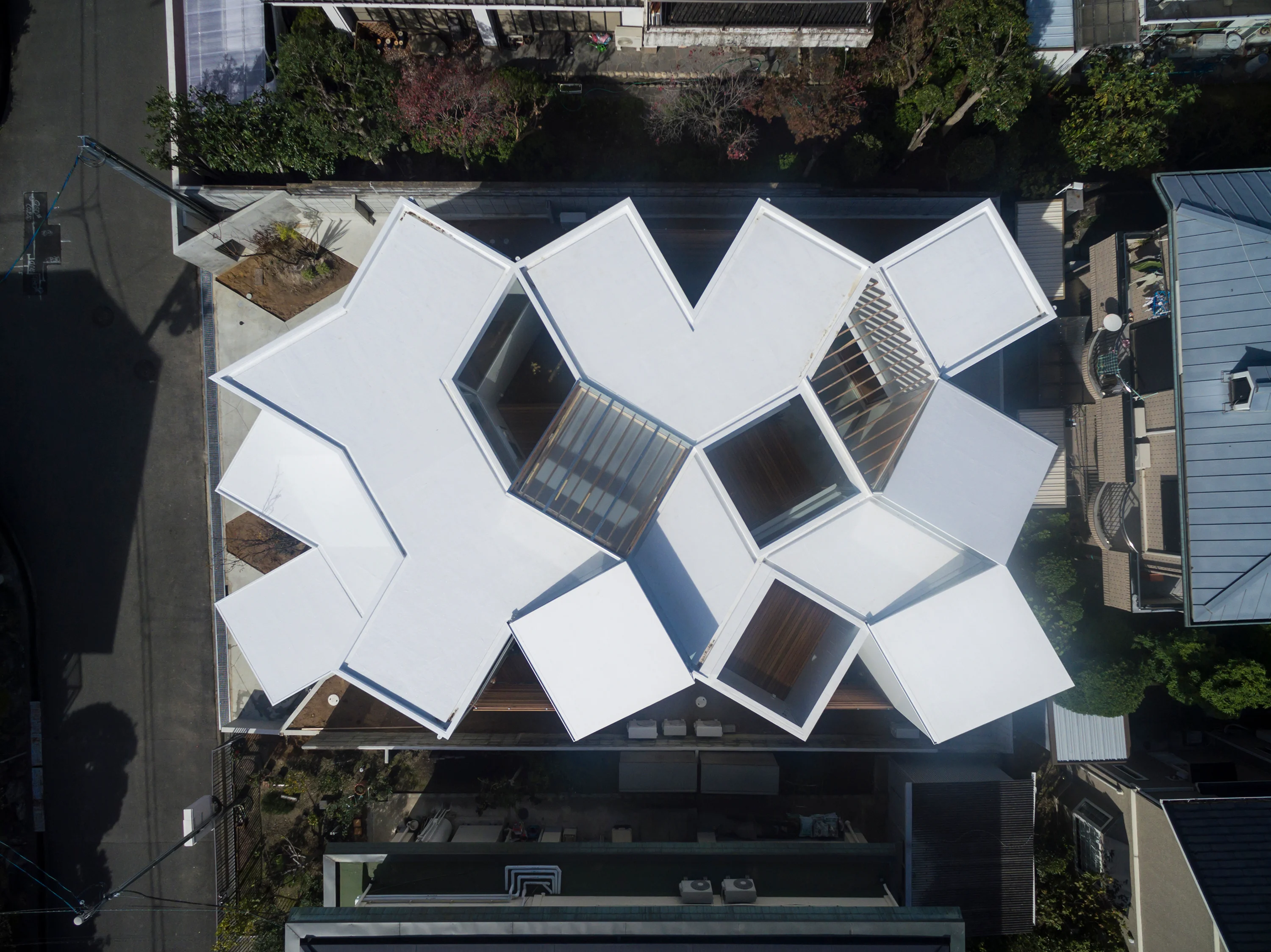 アート・デザイン・音楽 ARCHITECTURAL HOUSES house in hokusetsu is a labyrinth house by yo shimada of tato