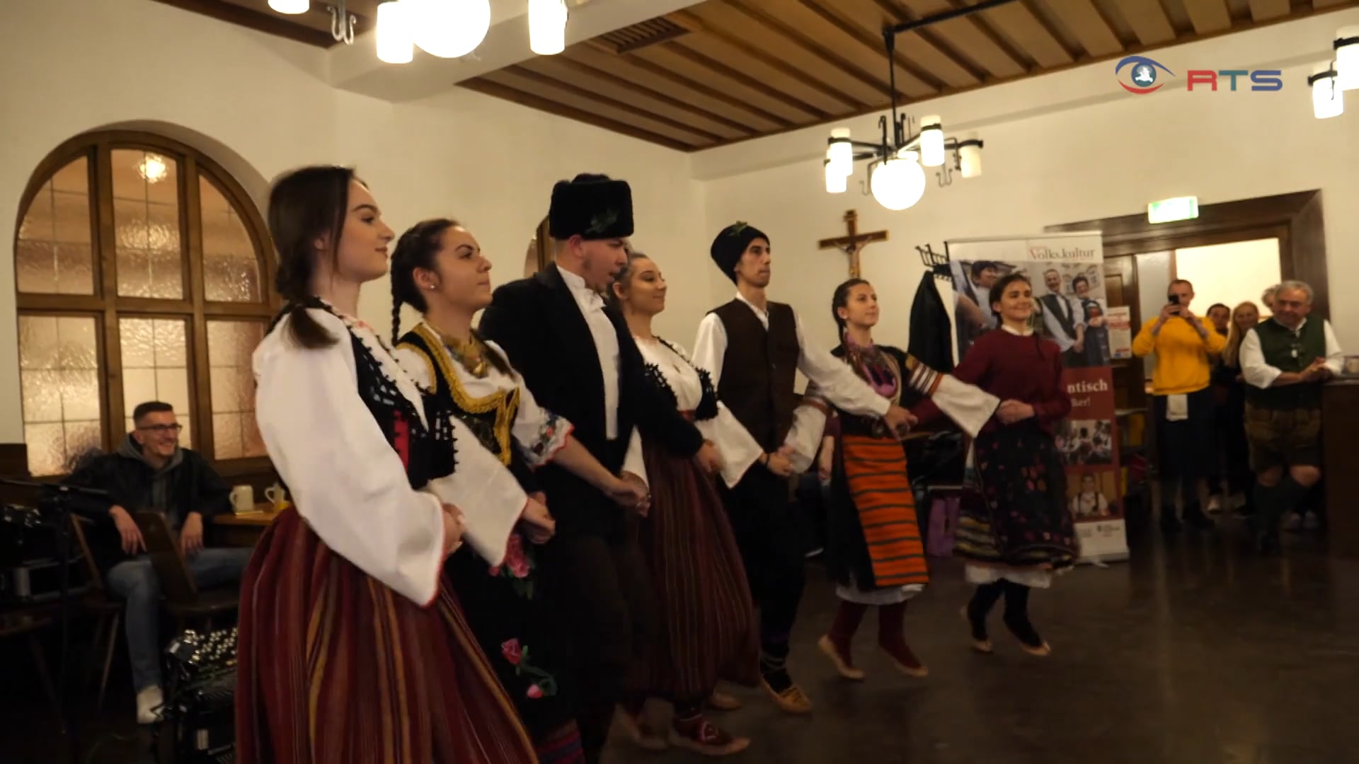 singen-tanzen-kennen-lernen-der-stammtisch-der-kulturen-im-muellner-braeu
