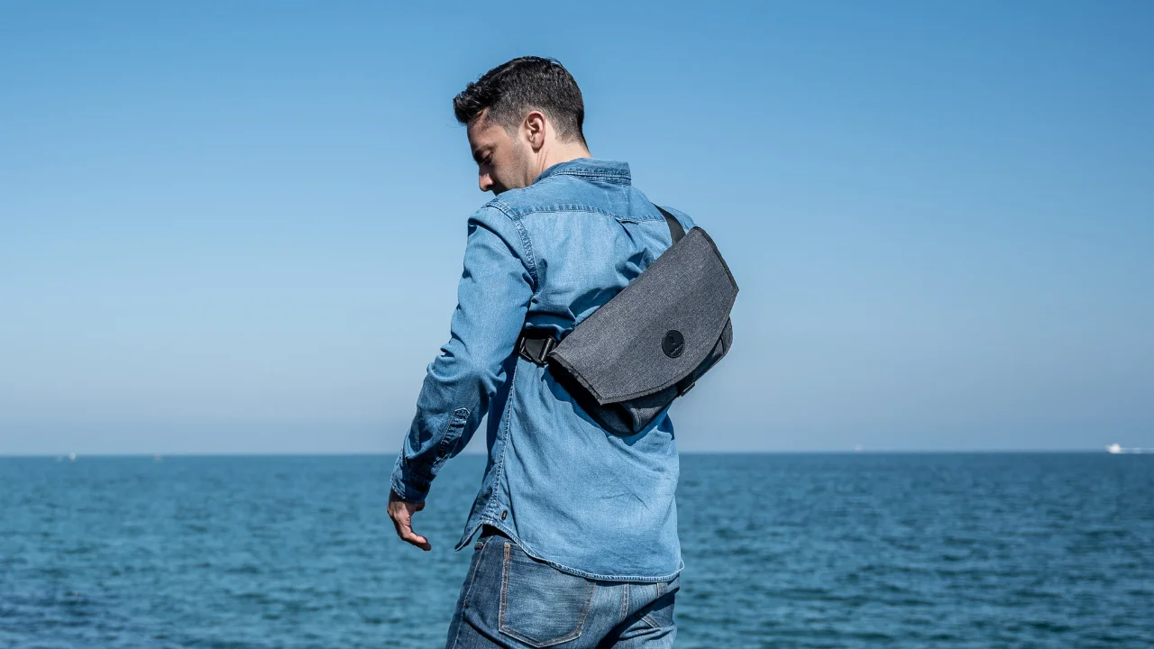 Alpha Sling｜11インチタブレットを持ち運べる多機能スリング