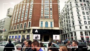 Super 8 sincroniza las pantallas de la Plaza de Callao en el concierto digital de Ara Malikian