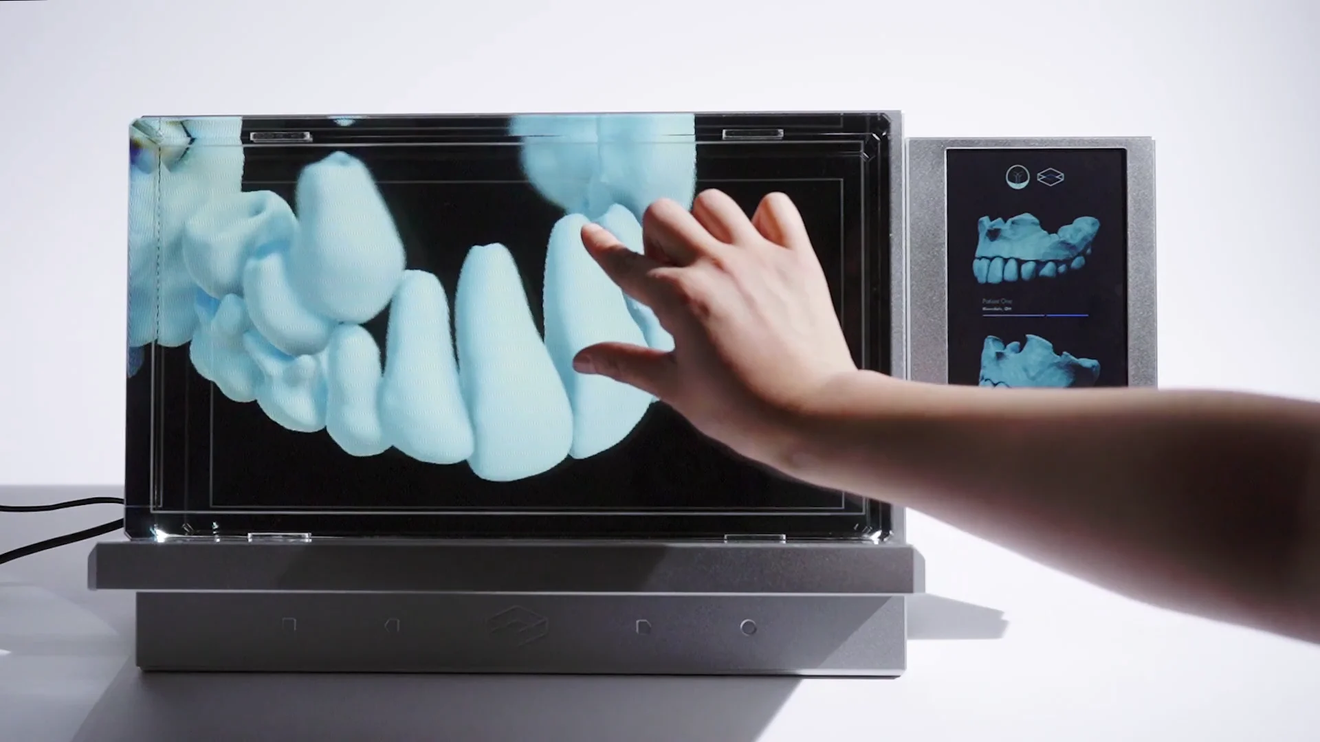 未来の立体表示が現実に！ 話題のホログラムディスプレイに