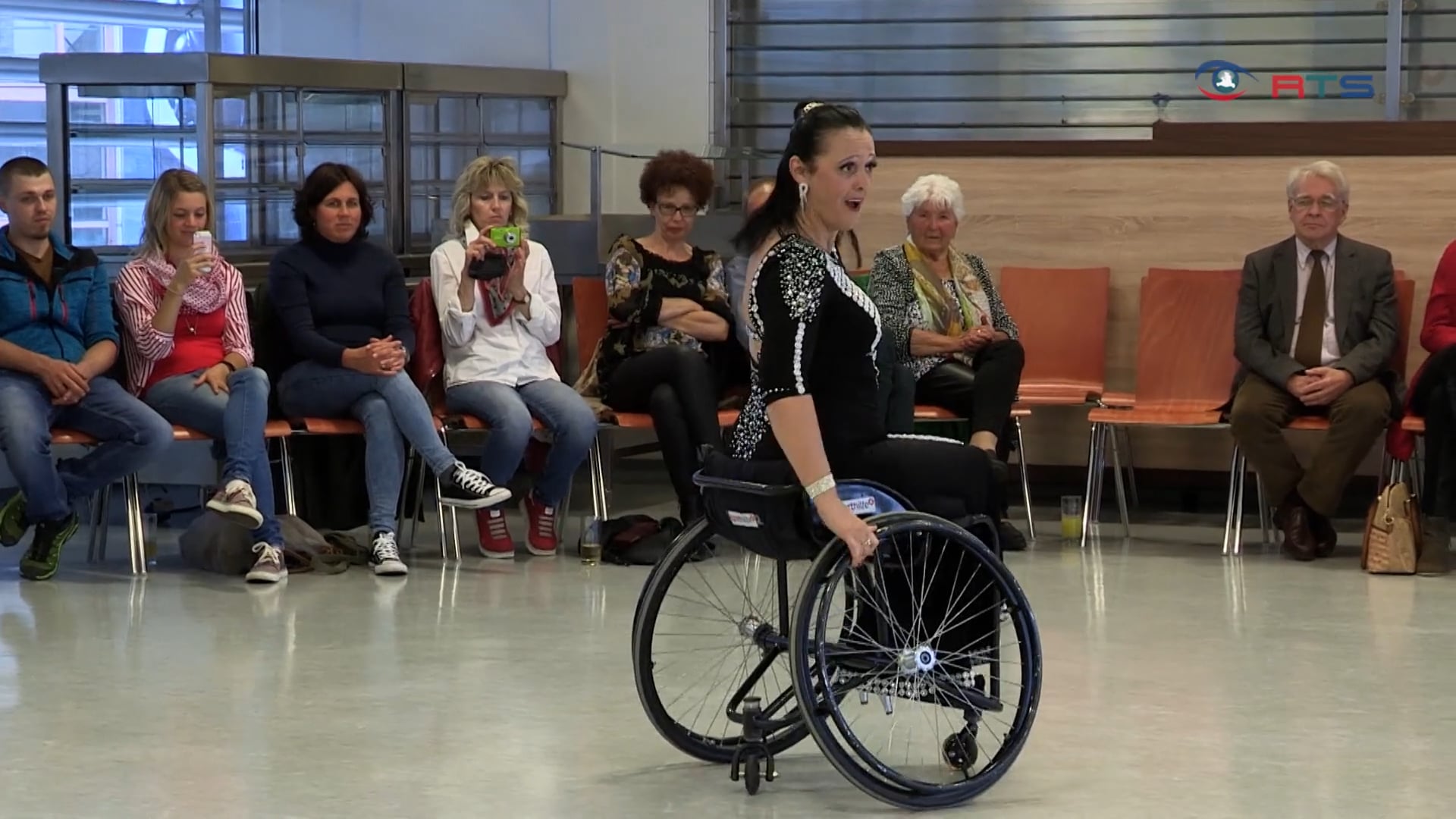 ein-emotionaler-abschied-bei-der-fruehlingsshow-der-wheelchairdancers-salzburg