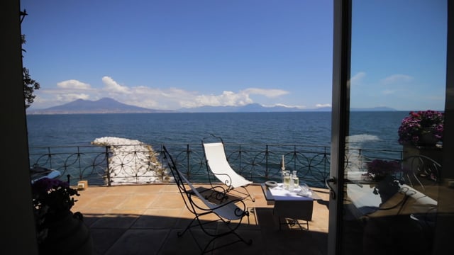 Historic pied dans l'eau home in Posillipo