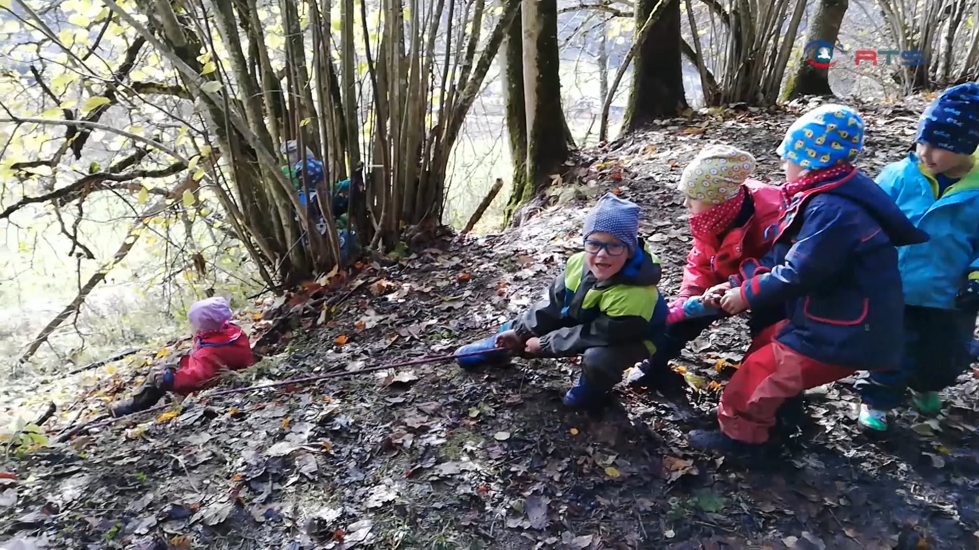 ein-kindergarten-im-freien-die-waldgruppe-im-kindergarten-reitdorf-flachau