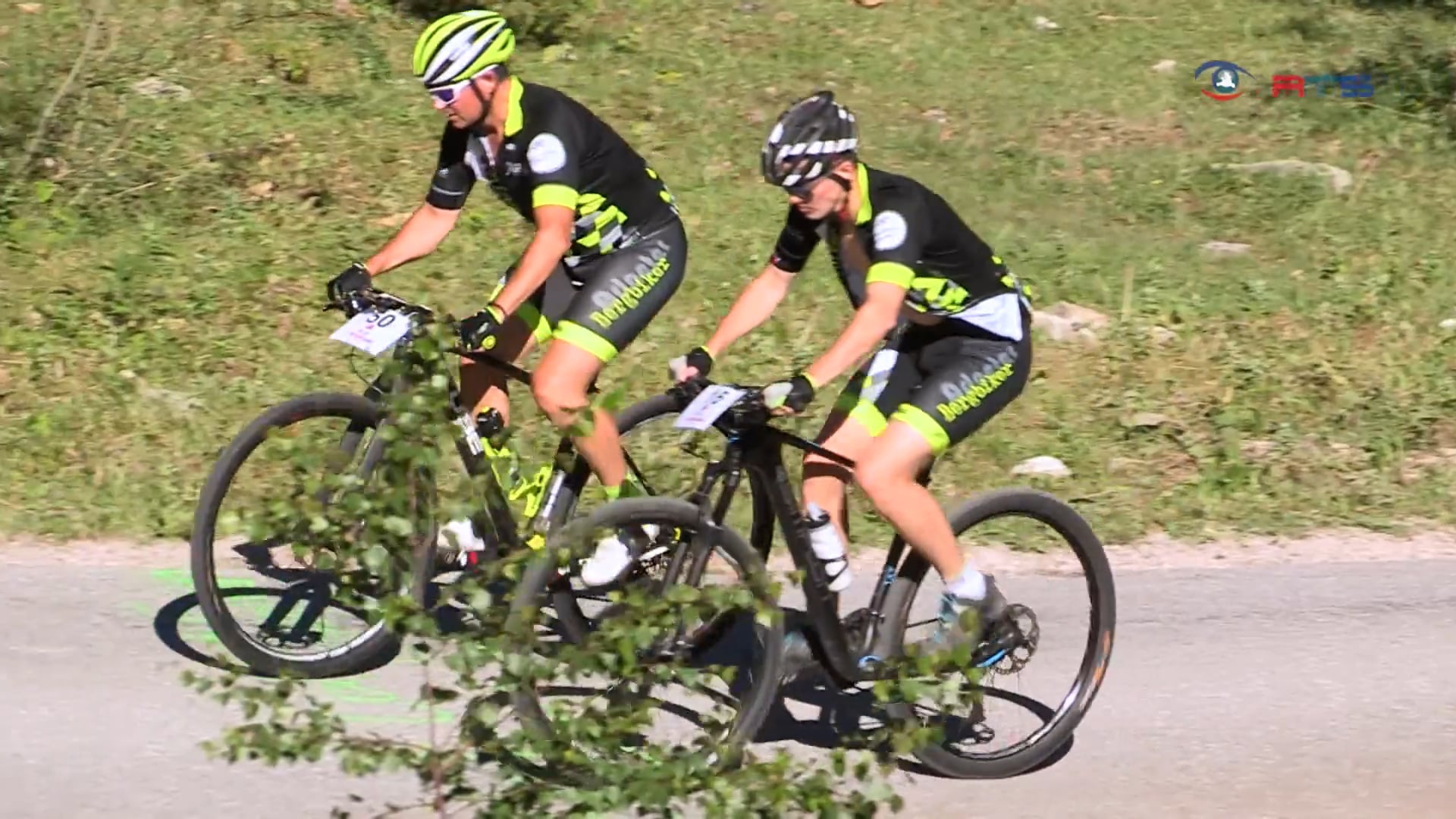 laeufer-gegen-mountainbiker-beim-carbon-gegen-kondition-bewerb
