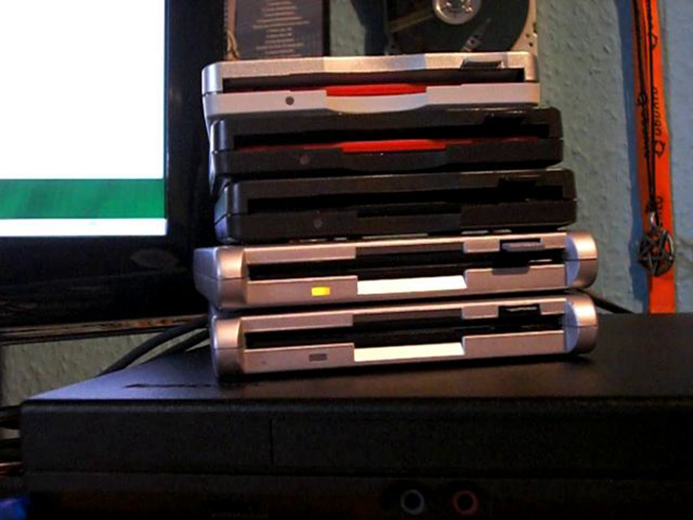 Building a RAID-5 Volume on 5 usb floppy drives - PART 1/2 | Videos ...