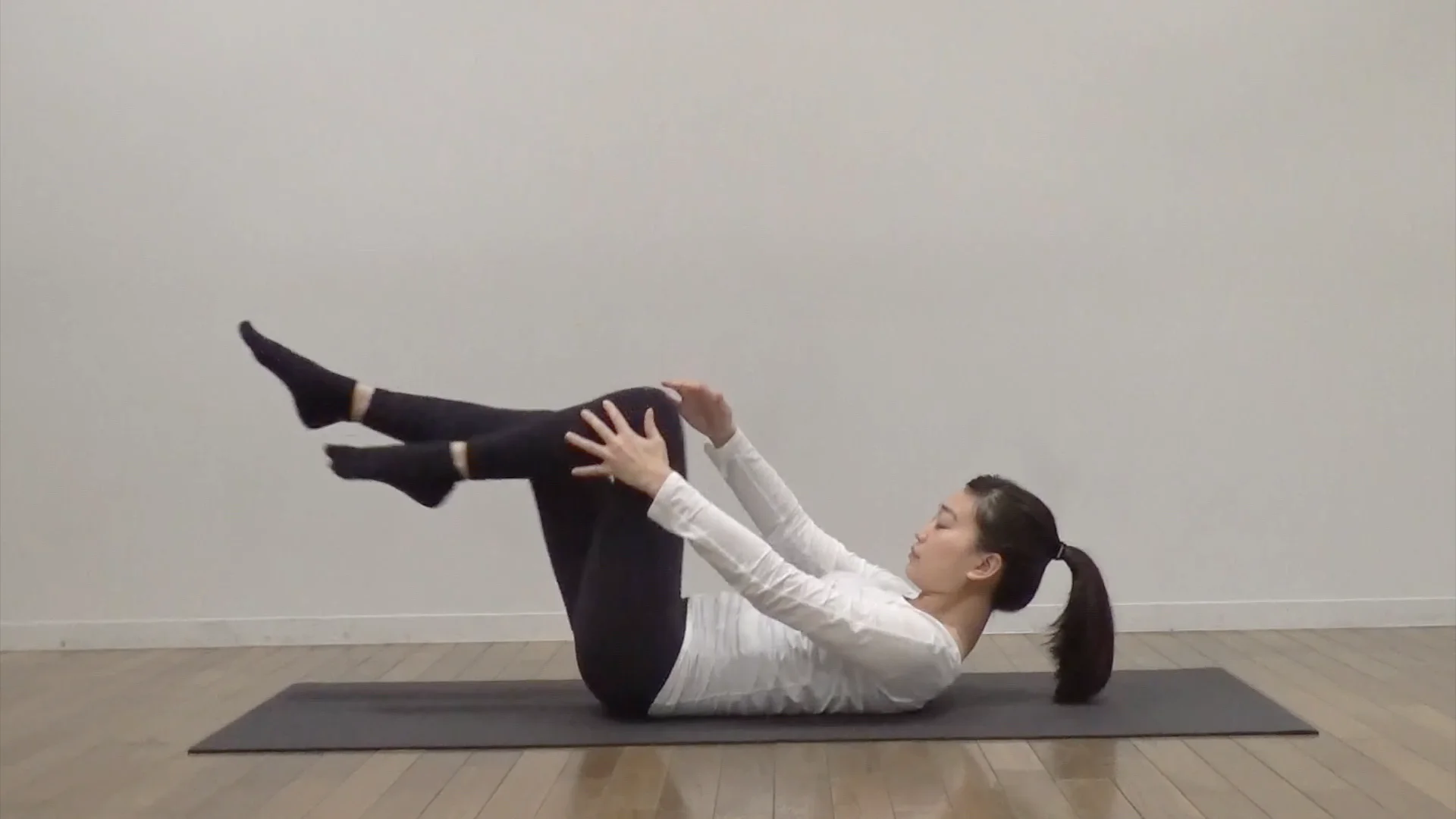 Seated Single Leg Stretch To Cross Reach by Camila R. - Exercise How-to -  Skimble