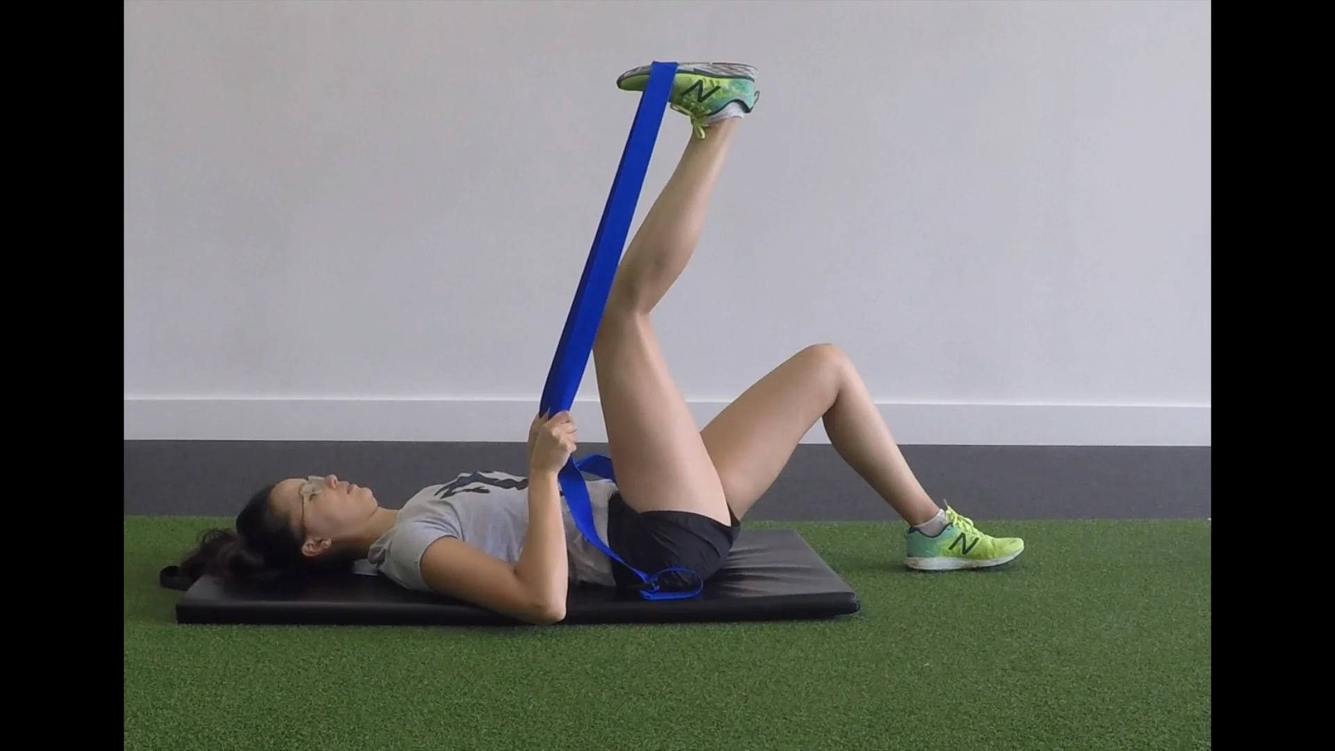 VIDEO) ▶️ Calf stretch with strap: knee bent – exer-pedia