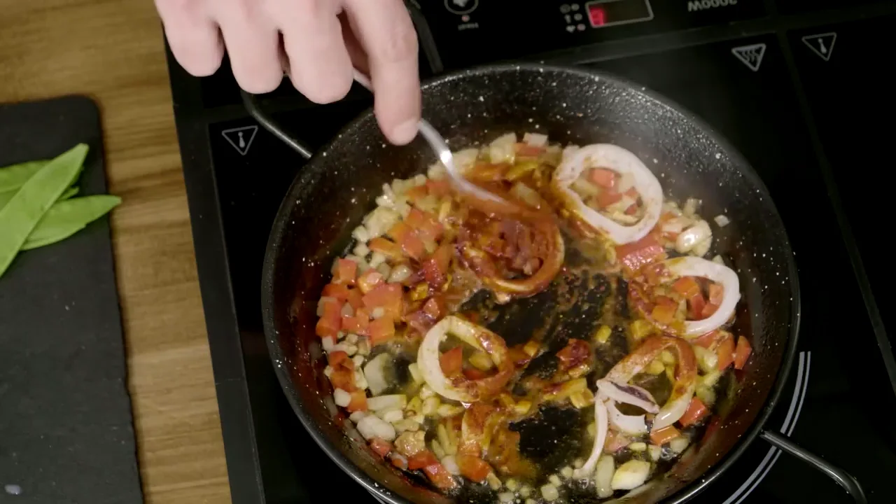 Black rice with salsa alioli on Vimeo