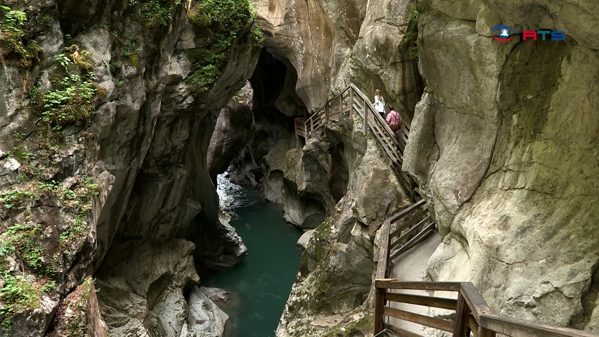 die-lammerklamm-in-scheffau-ist-ein-erfrischendes-ausflugsziel