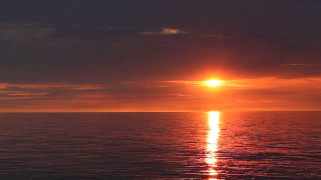 Hoàng hôn biển luôn là một chủ đề nhiếp ảnh đầy quyến rũ với những ánh nắng mặt trời cuối ngày tạo ra một bức tranh thơ mộng đầy màu sắc. Những hình ảnh tuyệt đẹp này sẽ là nơi nghỉ ngơi tuyệt vời sau một ngày dài làm việc.