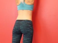 Übung 8d: bilaterale Anteflexionsstretchübung an der Wand mit Handtuch.