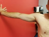 Übung 56c: 'Pitcherstretch' gegen die Wand - exzentrisches Strecken der langen Bindegewebsplatten (N. medianus.)