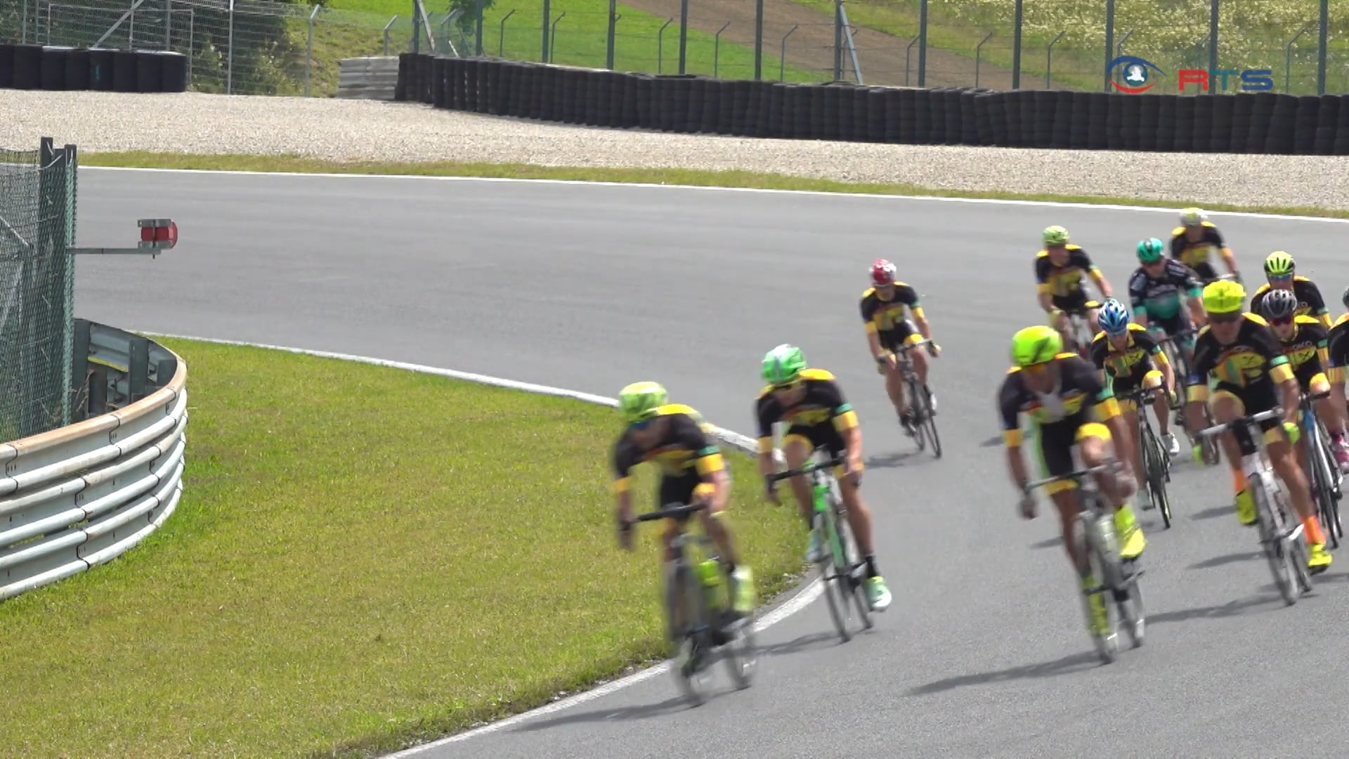 18-august-ist-tag-des-rades-profis-und-hobby-radfahrer-erobern-salzburg-ring