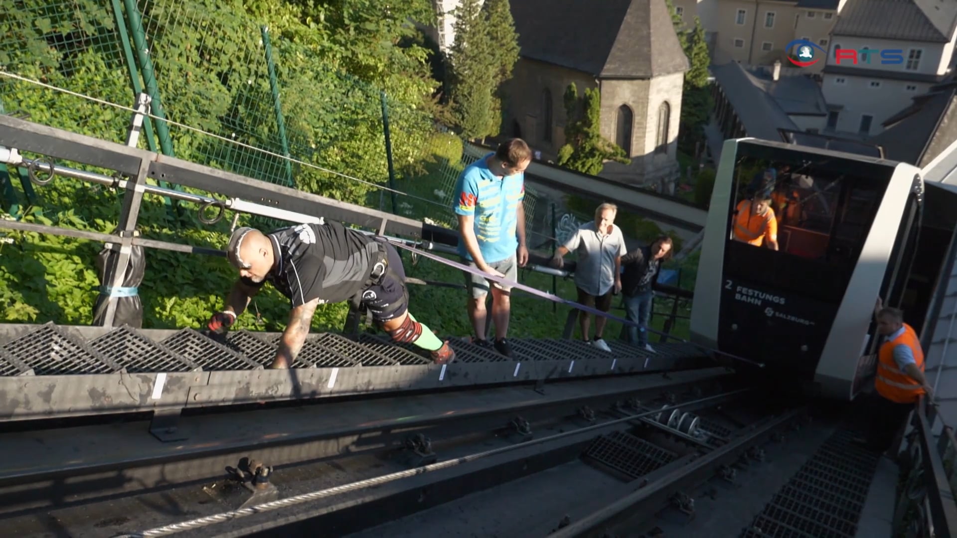 weltrekord-franz-muellner-zieht-festungsbahn-zehn-meter-weit