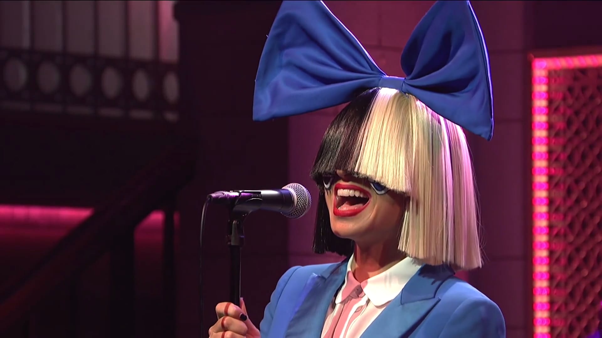 Sia - Story Line