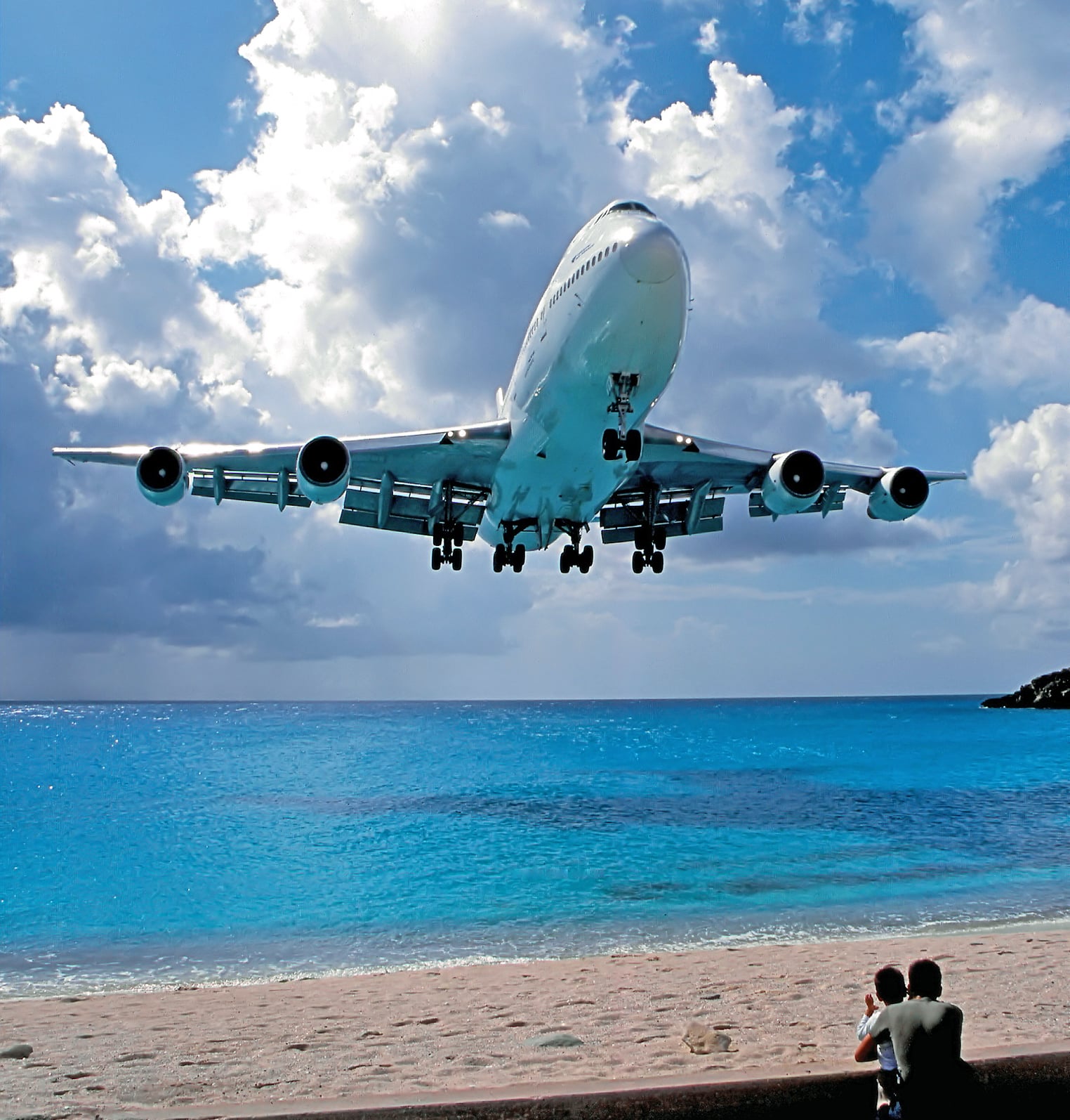 Покажи фотографии самолетов. Махо Бич и Боинг 747. Боинг 747 на острове Святого Мартина. Самолет над пляжем. Самолет над океаном.