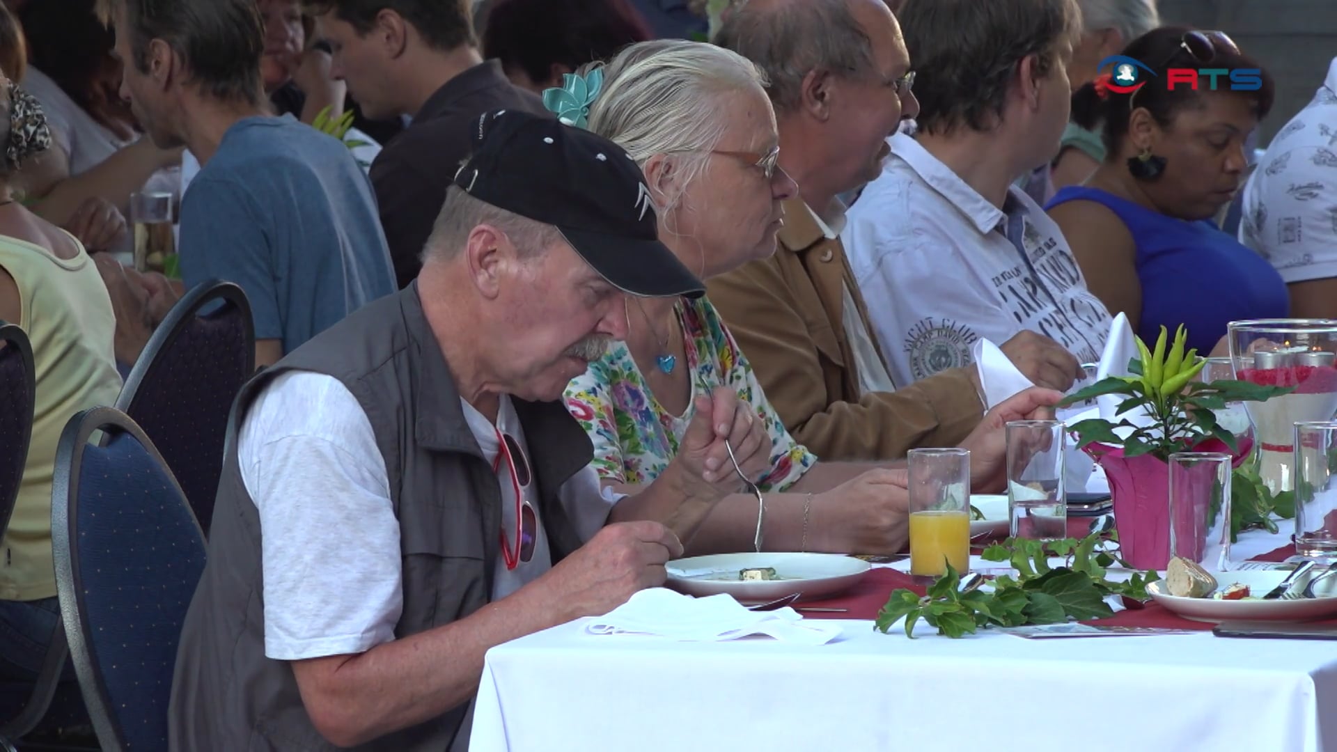 5-gaenge-festmahl-fuer-menschen-in-not-mitten-im-mirabellgarten