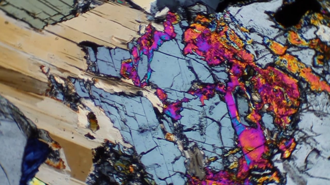 pargasite in thin section FKM-290 XP on Vimeo