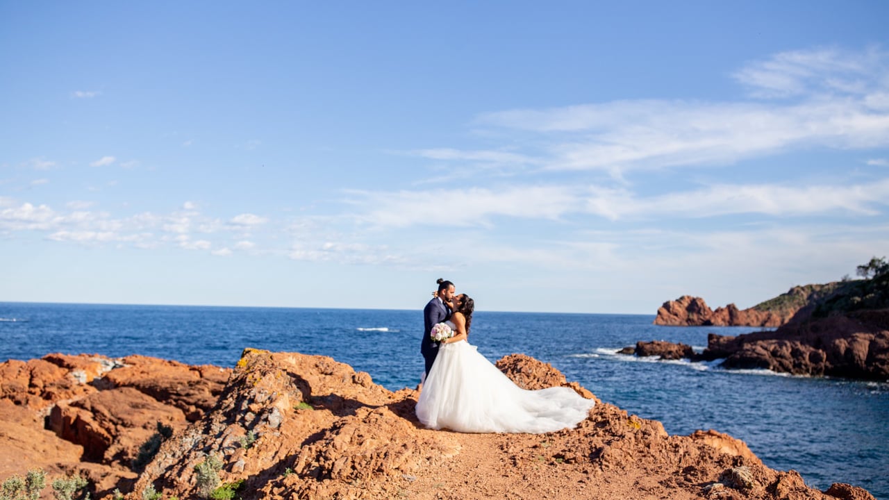 Laura + Samuel - film mariage plage magellan theoule sur romance bord de mer calanque esterel cote azur | PlanetGFX