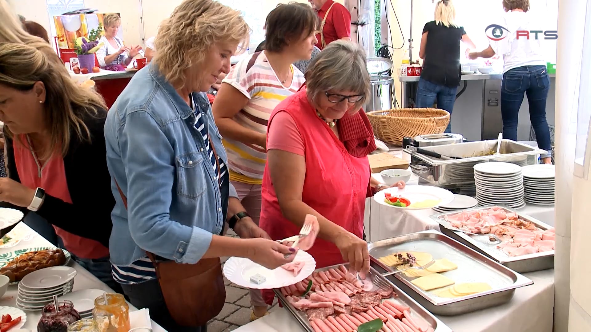 dorfmarkt-verein-piesendorf-hilft-uttendorf-mit-charity-fruehstueck