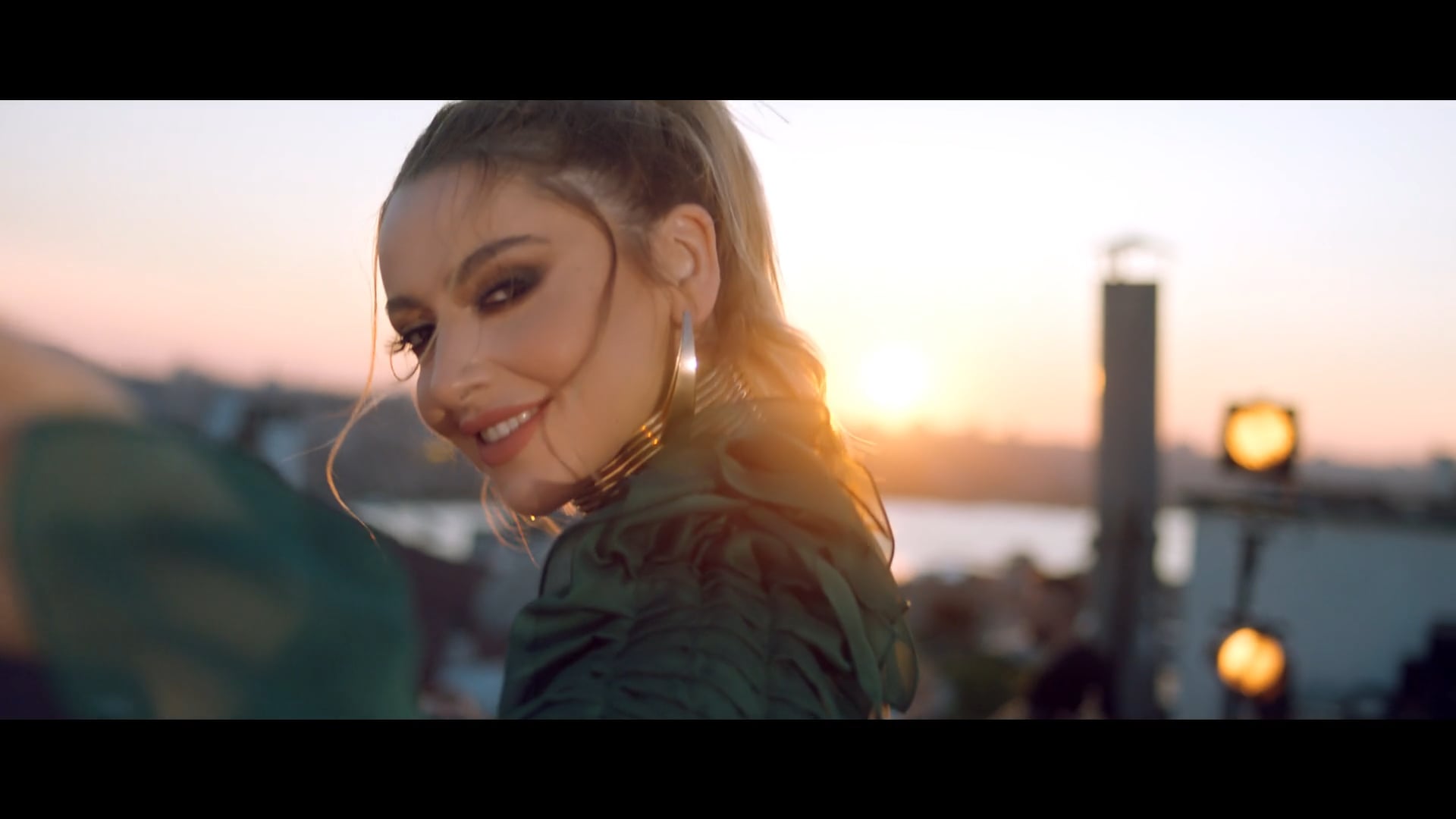 Hadise - Geliyorum Yanına