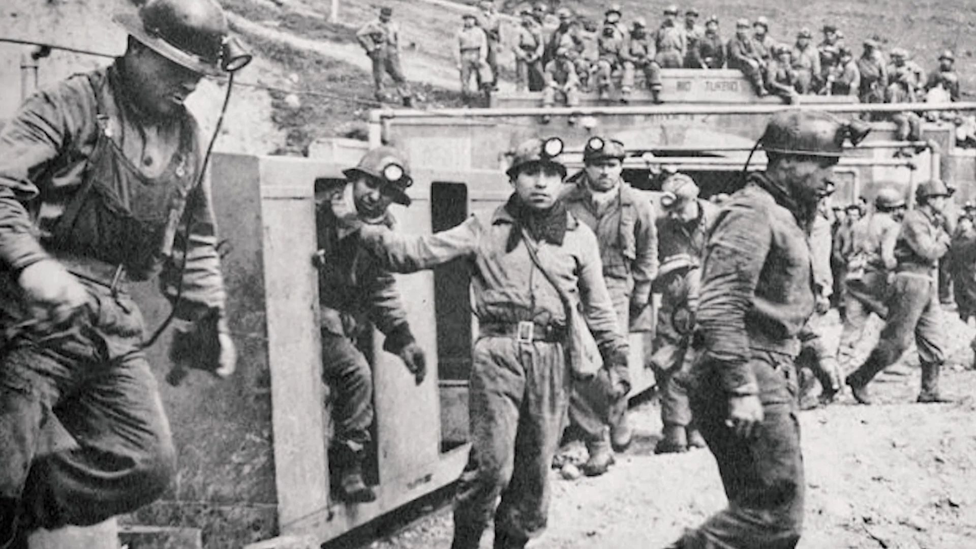  Antigua foto de archivo de AOMA de un grupo de trabajadores mineros 