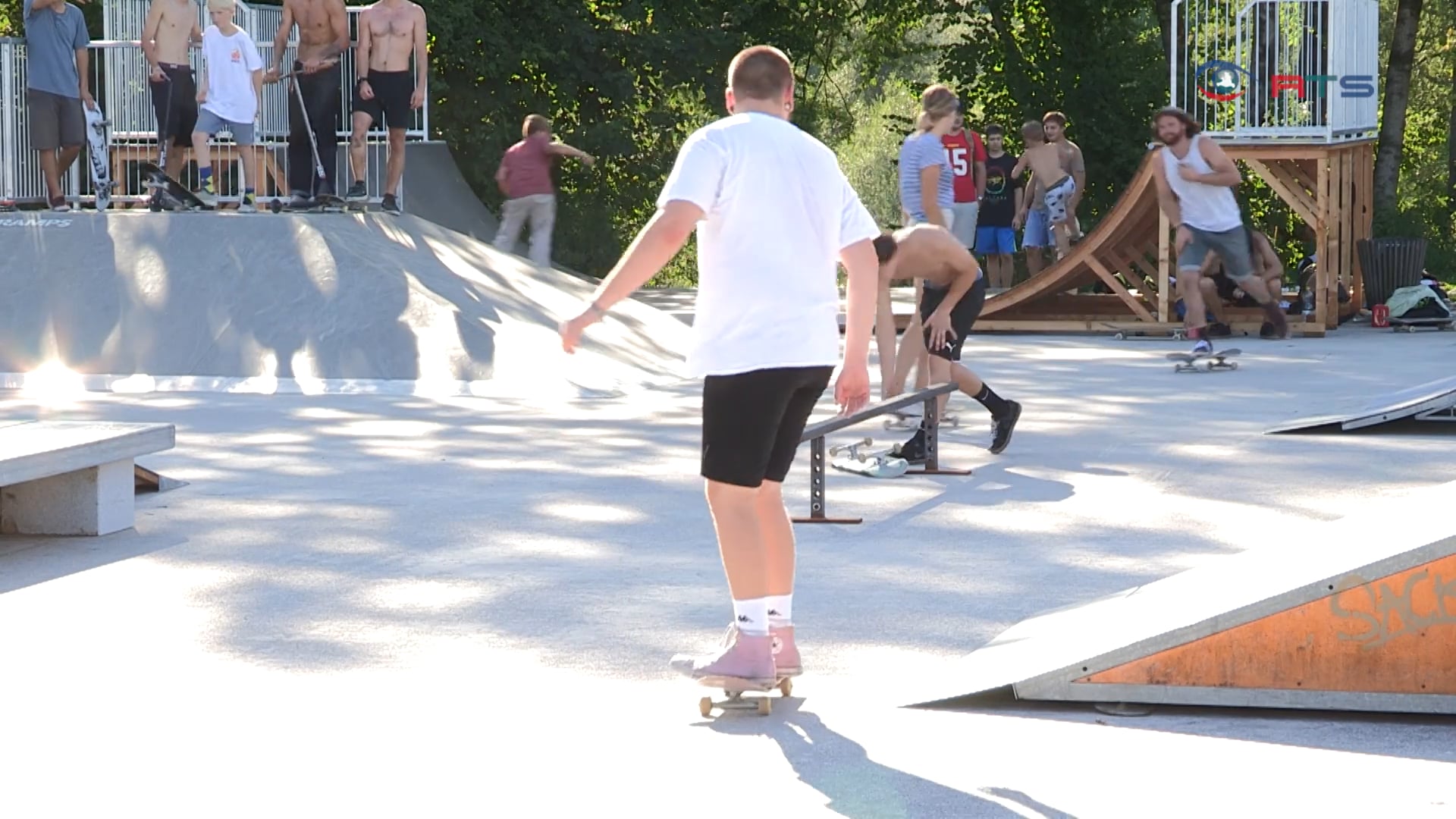 ein-nagelneuer-skaterplatz-fuer-kuchl