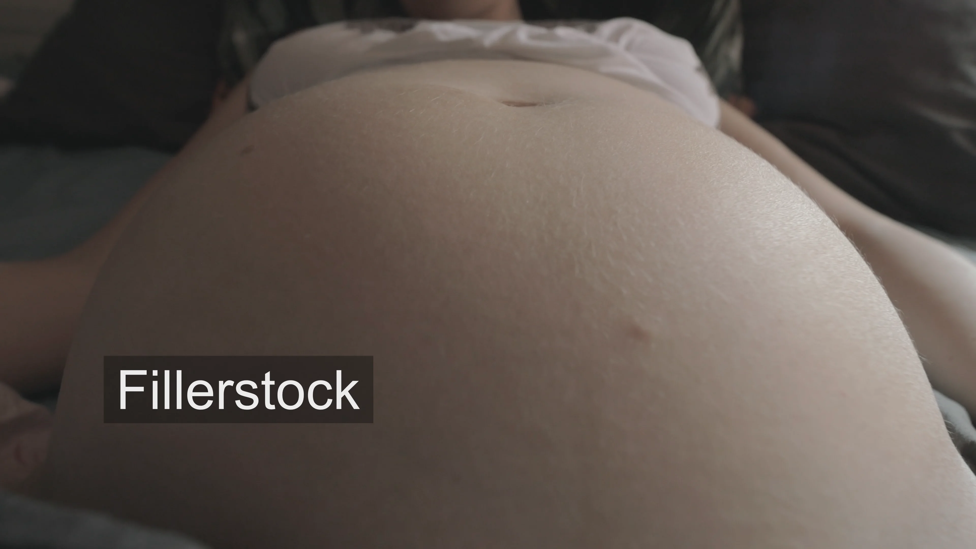 Беременный живот. Живот 36 недель. Нажала на живот при беременности. Нажала на живот при беременности. Белая линия живота при беременности.