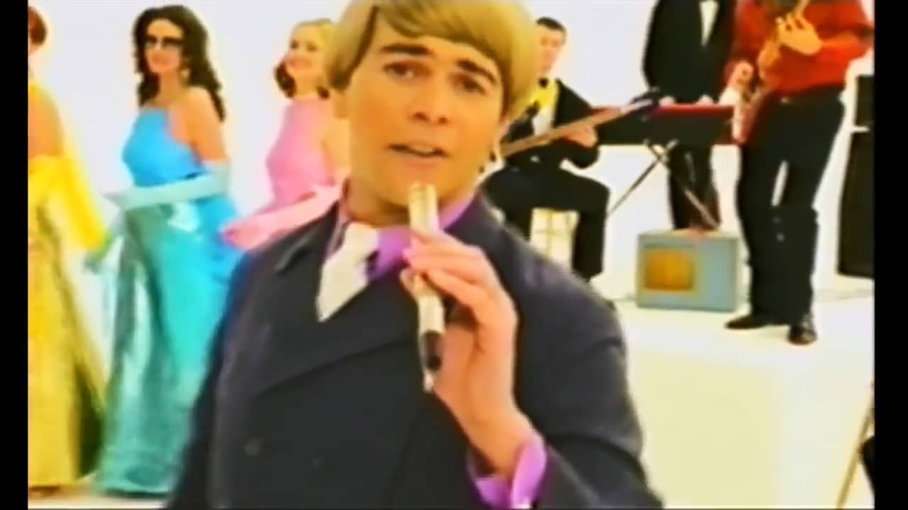 The Mike Flowers Pops Wonderwall (Official Video) on Vimeo