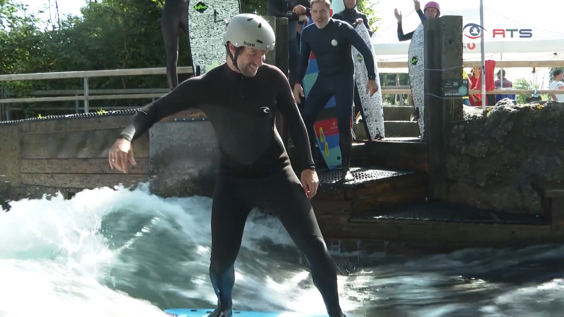 warum-man-im-salzburger-almkanal-schneller-surfen-lernt-als-im-meer