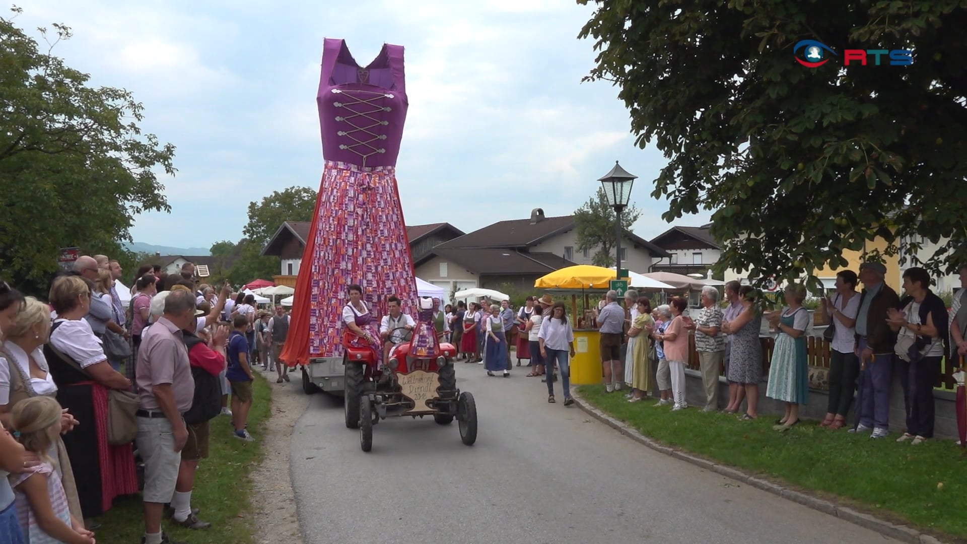 7-meter-hohes-weltrekorddirndl-begeistert-am-bauernherbstfest-in-dorfbeuern