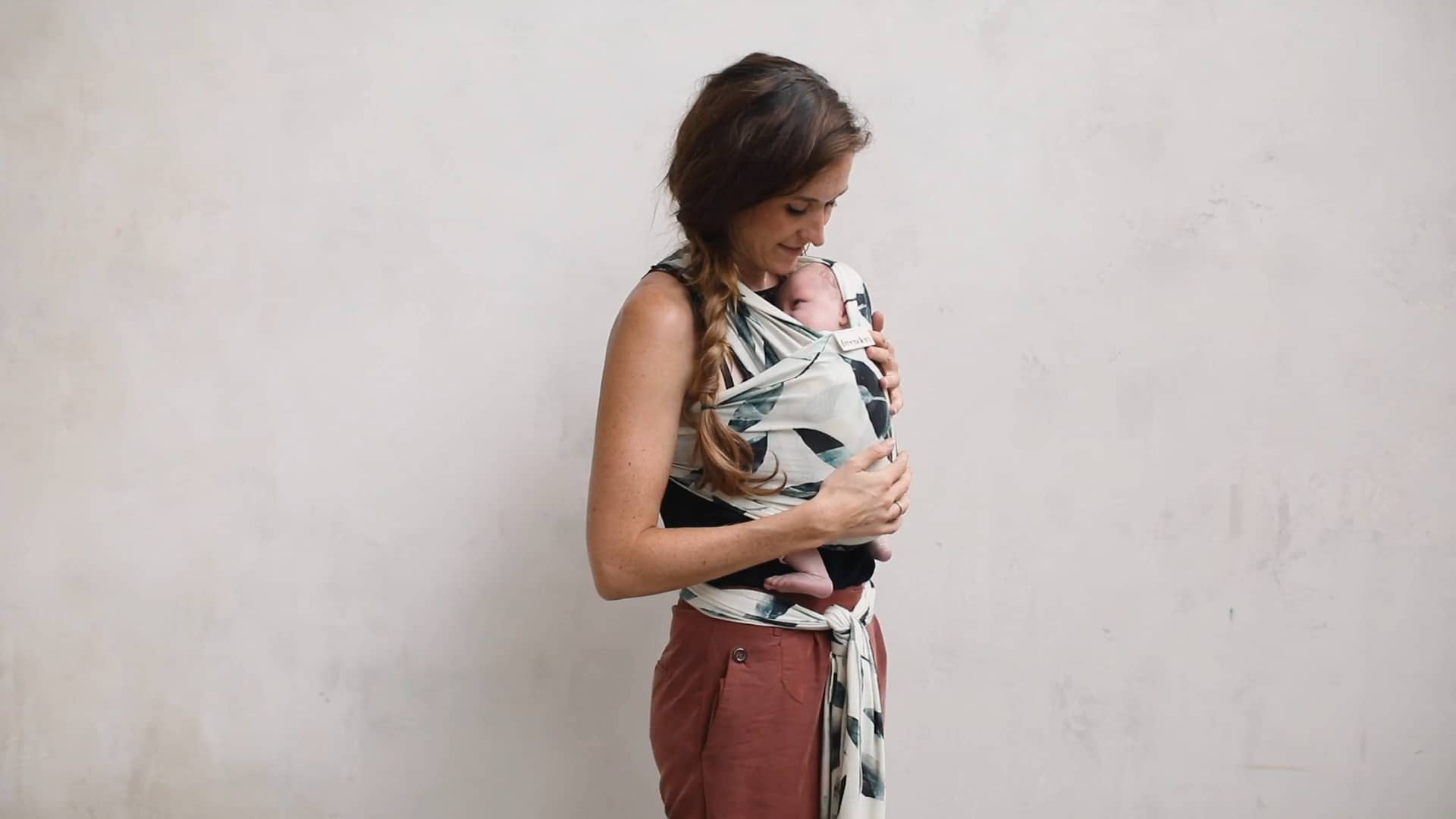 How To Tie And Put Baby In A Freerider Co Sling on Vimeo