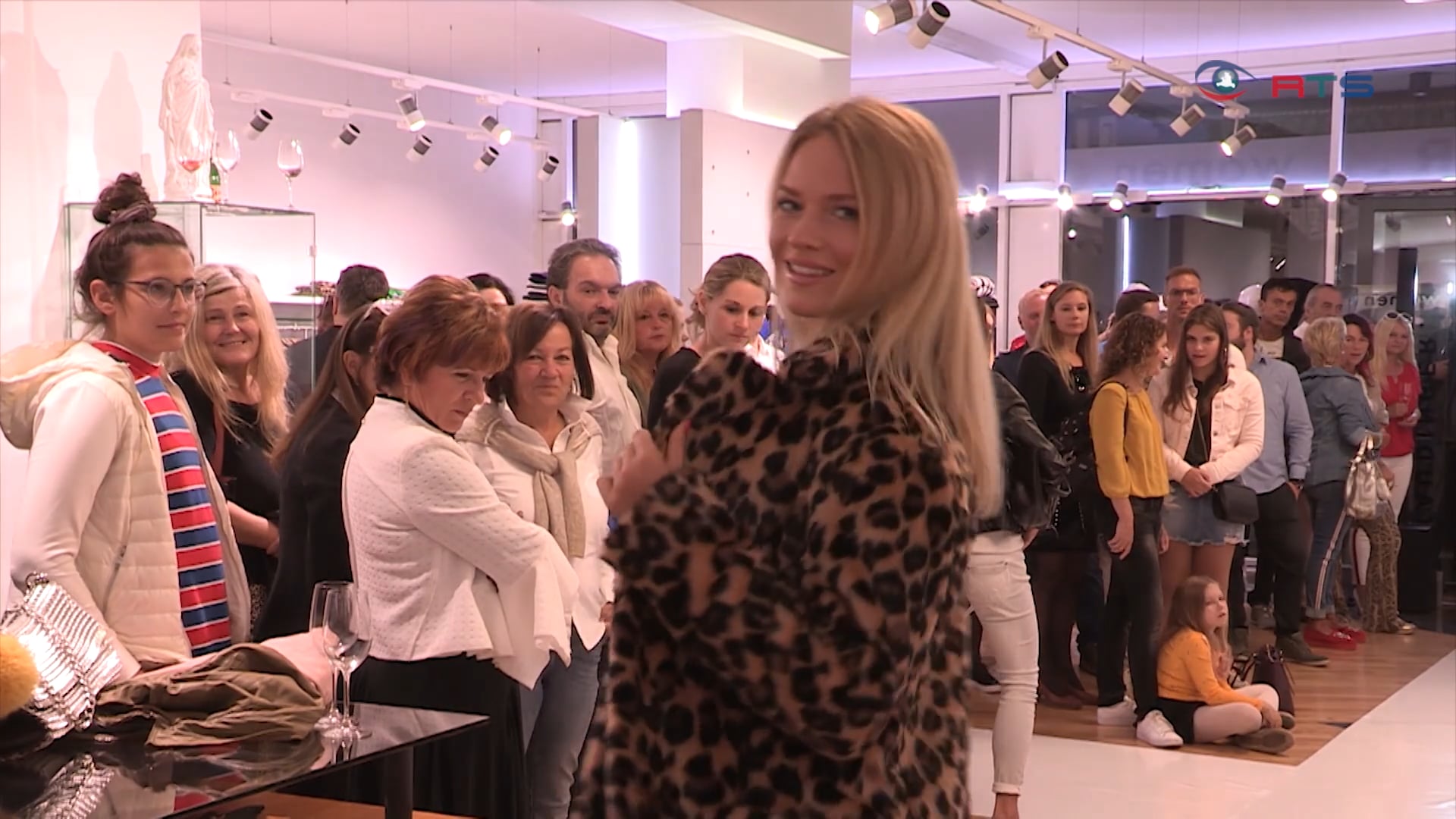 die-neuen-herbst-winter-trends-bei-der-fashionshow-der-modemeile-staudinger